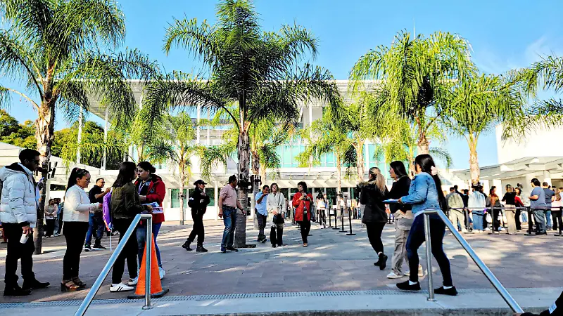 Tapatíos en el Consulado Americano de la colonia Monraz